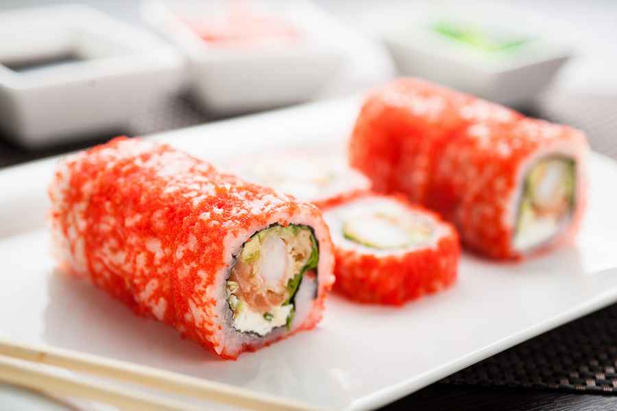 Uramaki sushi med orange tobiko