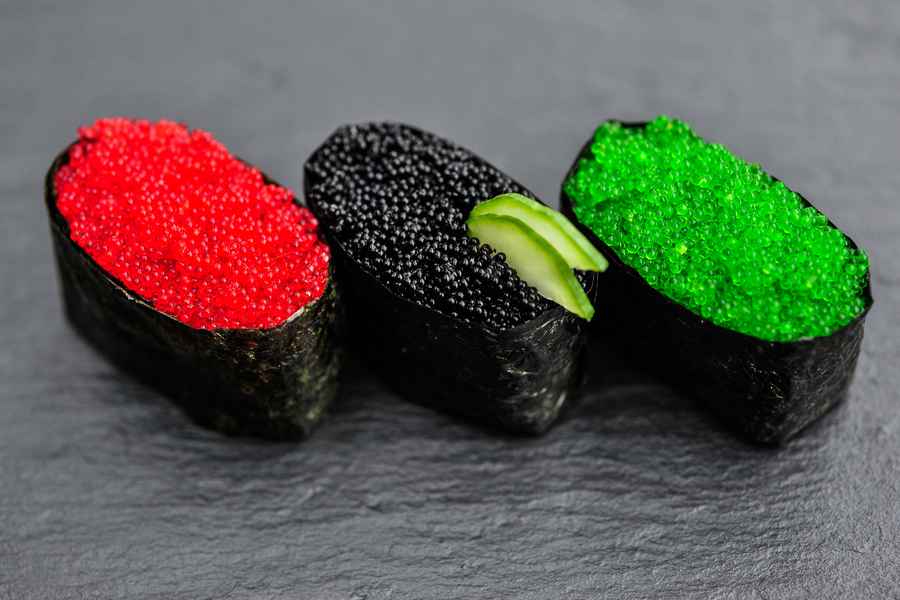 Rød, Sort og Grøn tobiko Gunkan Maki Nigiri Sushi