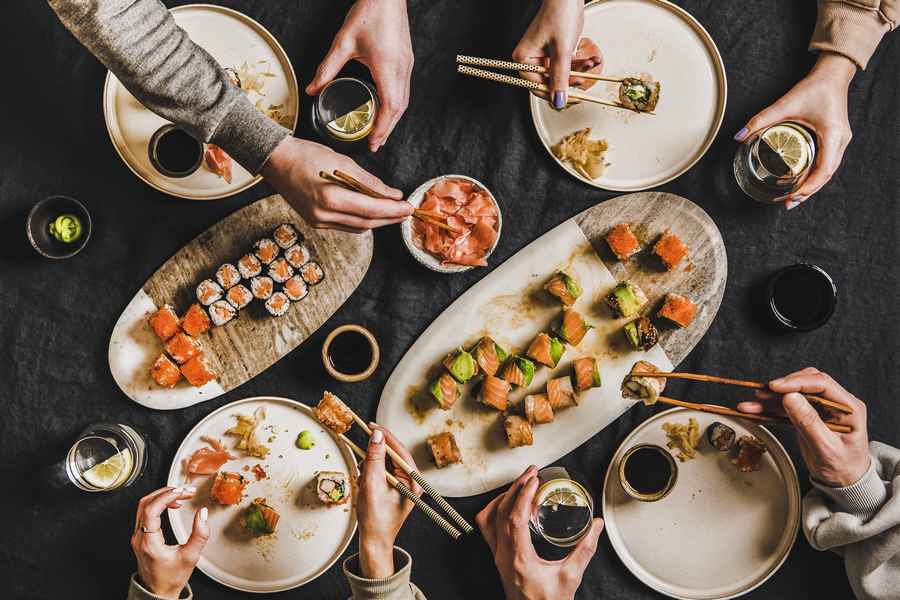 Spisning af hjemmelavet sushi