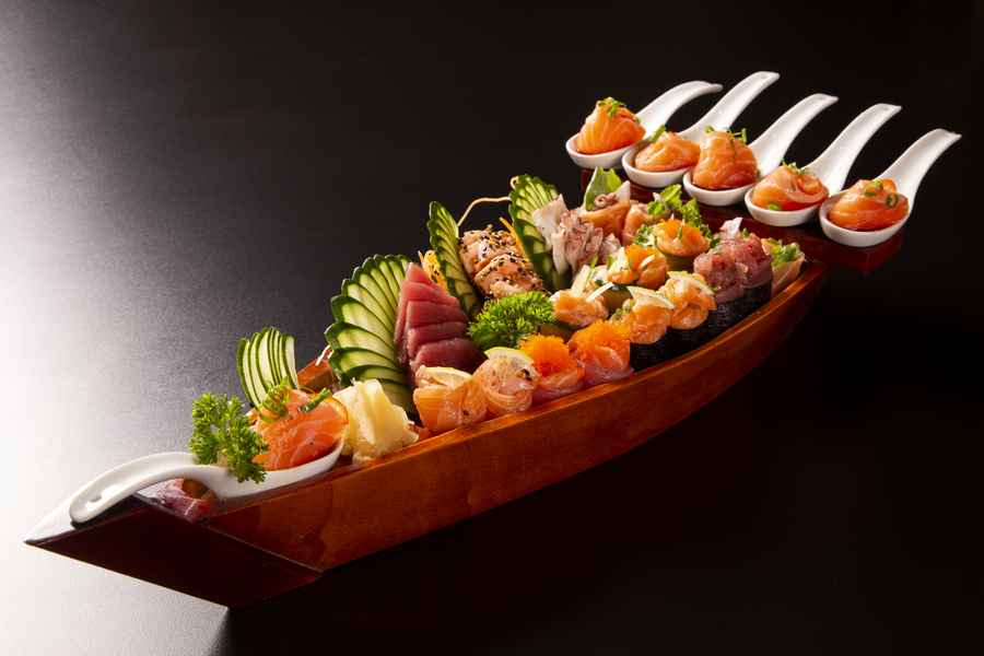 Japansk hjemmelavet sushi i traditionelt båd skål