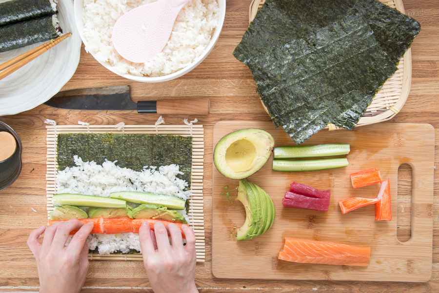 Forberede hjemmelavet sushi