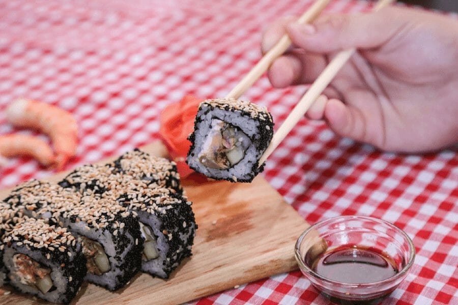 Hvornår blev Japansk Sushi populær i Vesten og Danmark?