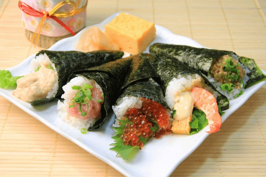 Historien bag Temaki, også kendt som håndrulle Sushi