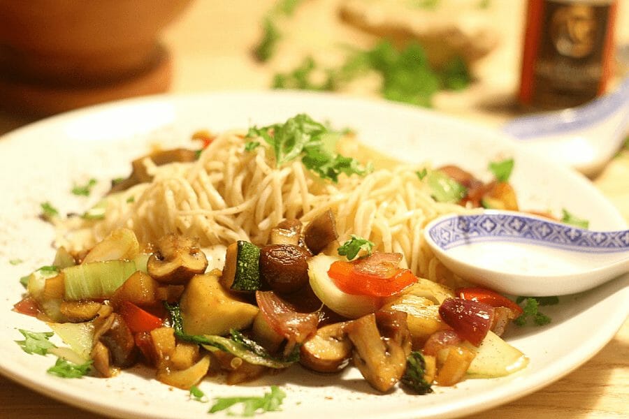 Soba Stegte Nudel Ret med edamame og bok choy