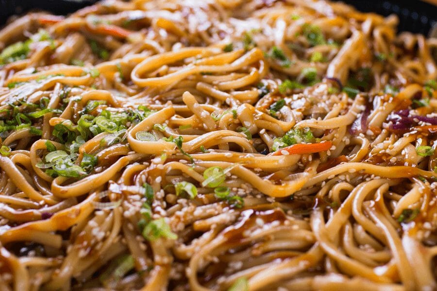 Hvad er Yakisoba-nudler og hvordan er de forberedt?