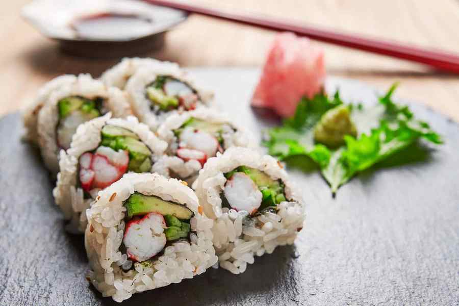Hvordan man laver en California Roll, den perfekte rulle til sushi begyndere