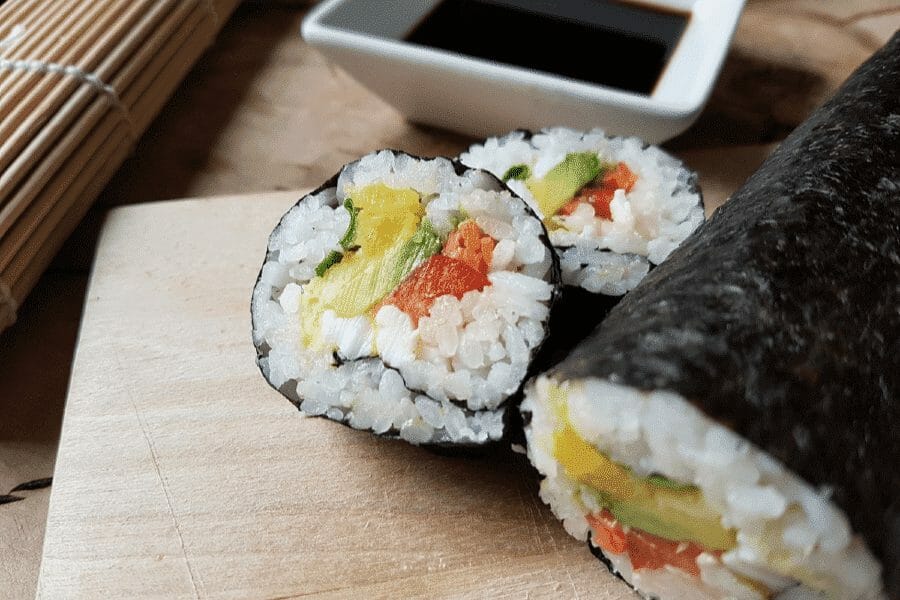 Hvordan laver man sushi ruller uden at de falder fra hinanden?